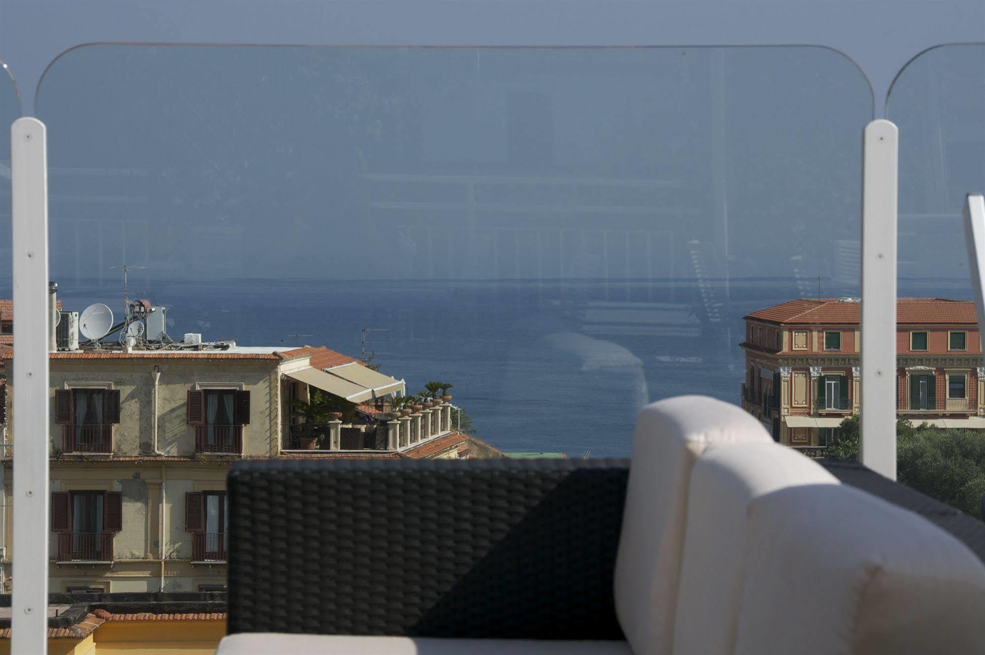Hotel Plaza Sorrento Esterno foto