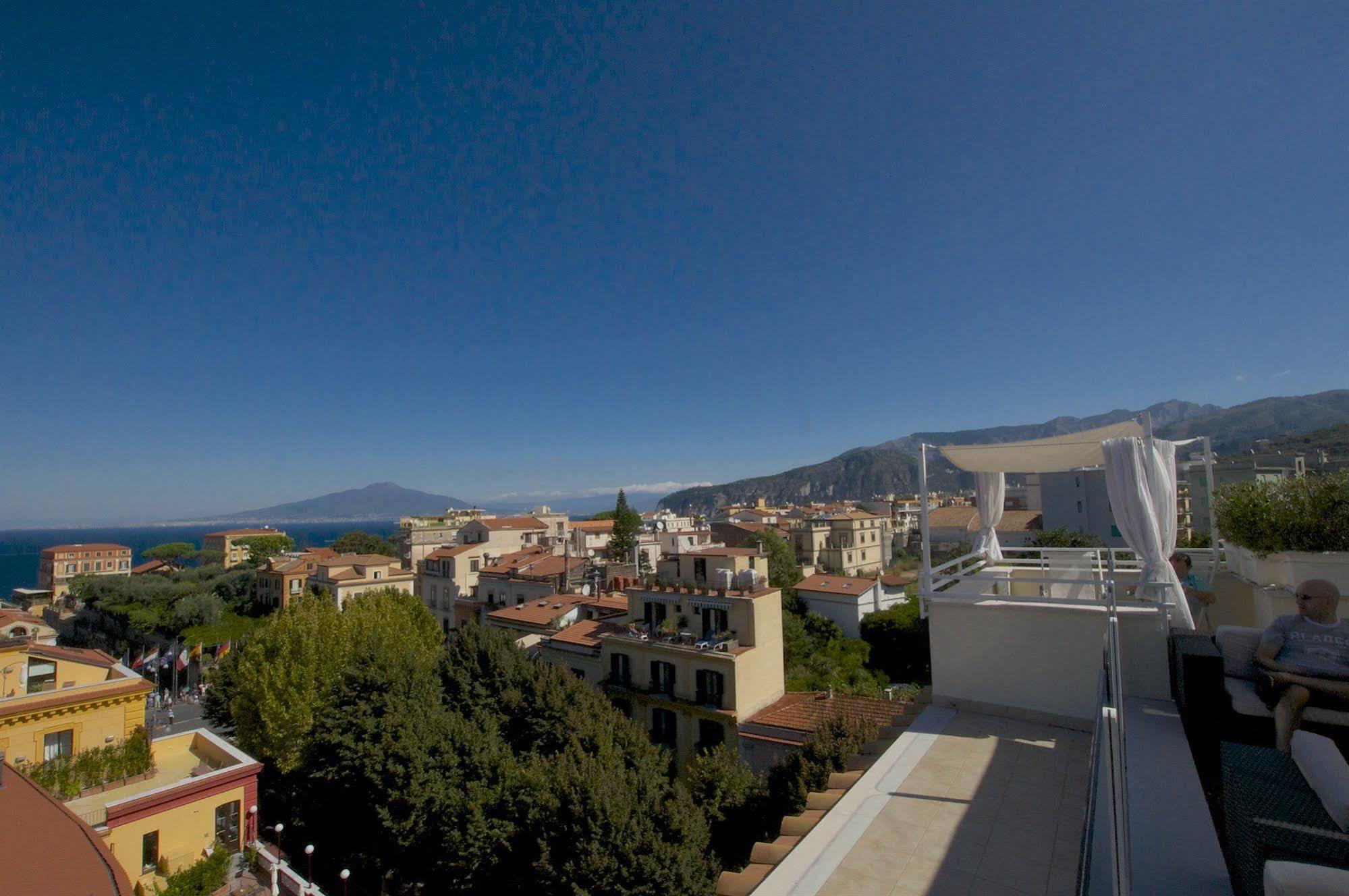 Hotel Plaza Sorrento Esterno foto
