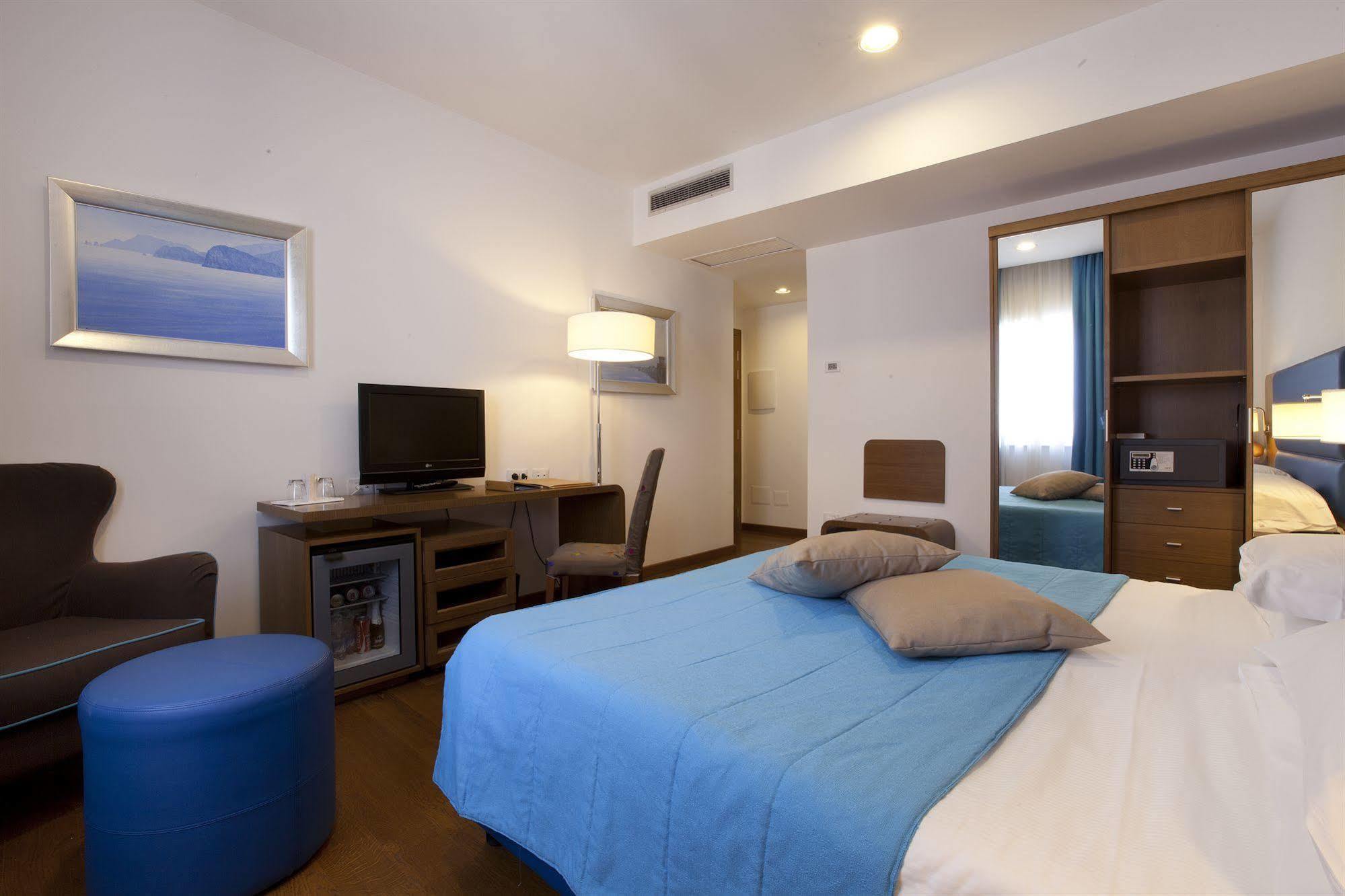 Hotel Plaza Sorrento Esterno foto